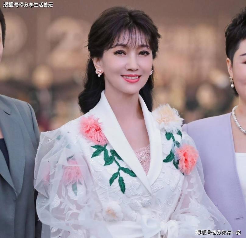 赵雅芝越来越有仙女气质了白纱裙搭配同款西服尽显女神魅力！